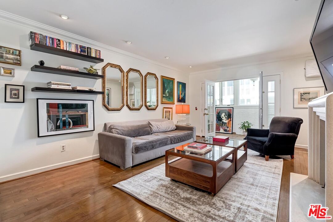 1124 N La Cienega Blvd Unit: 203