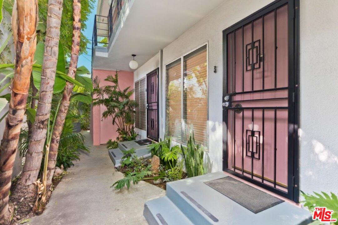 1035 N Sierra Bonita Ave Unit: 3