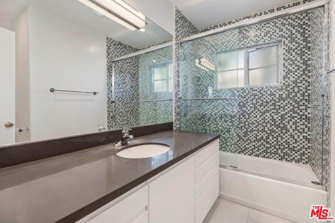 1035 N Sierra Bonita Ave Unit: 3