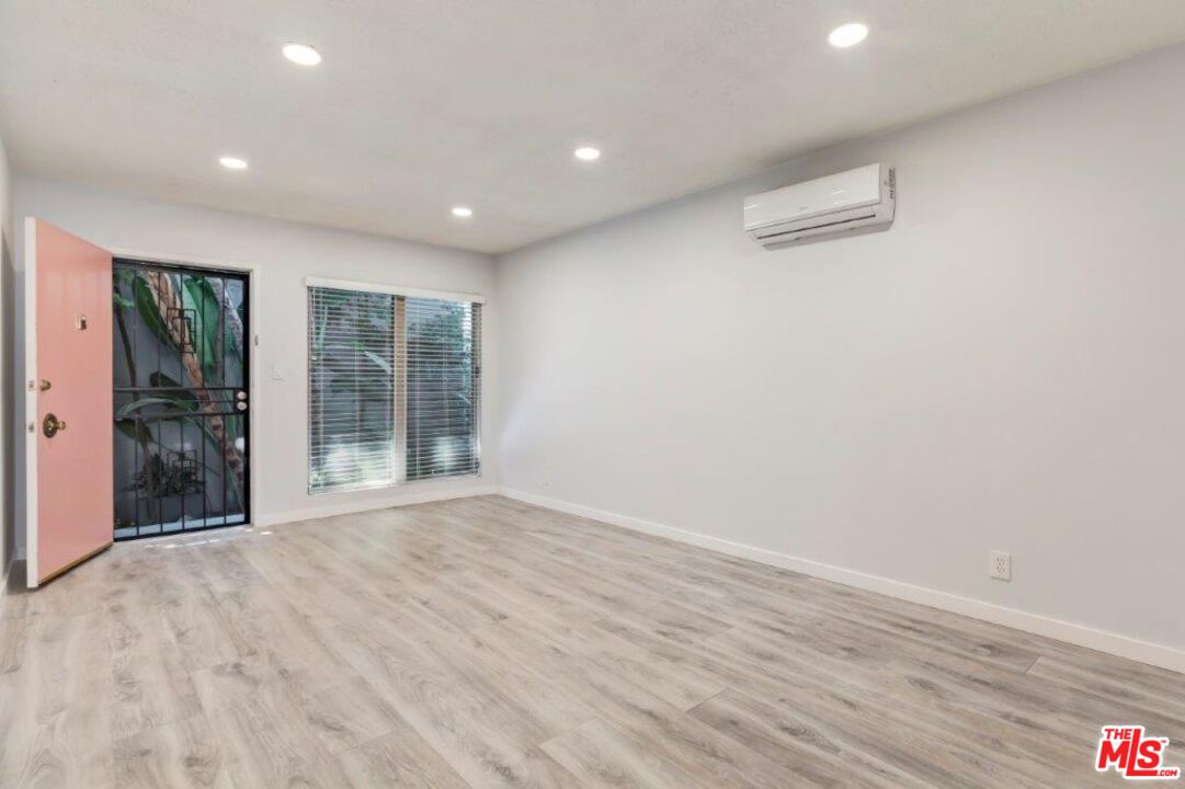 1035 N Sierra Bonita Ave Unit: 3