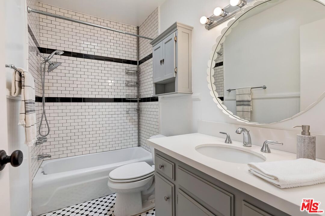 1045 N Kings Rd Unit: 308