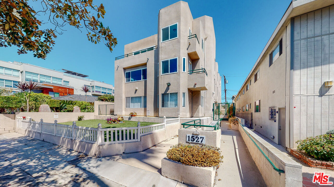 1527 9th St Unit: 302