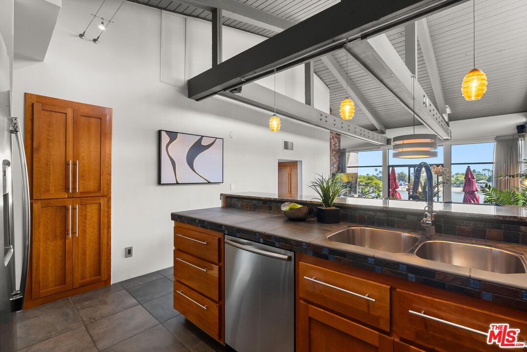 5322 Marina Pacifica S Dr Unit: Key 18