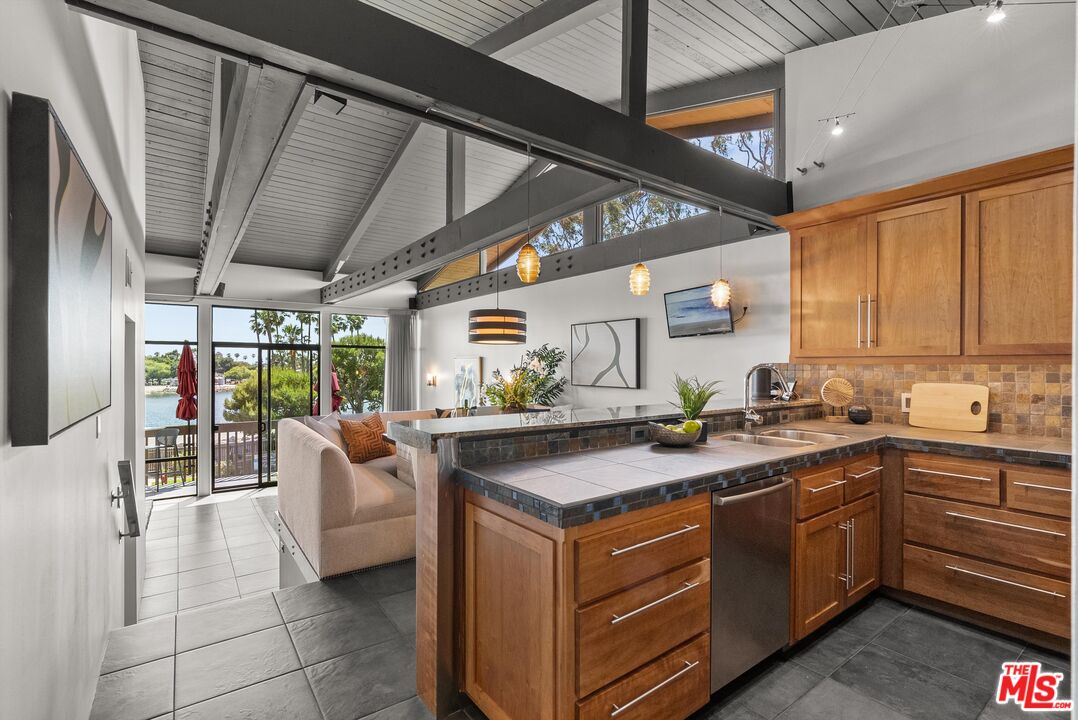 5322 Marina Pacifica S Dr Unit: Key 18