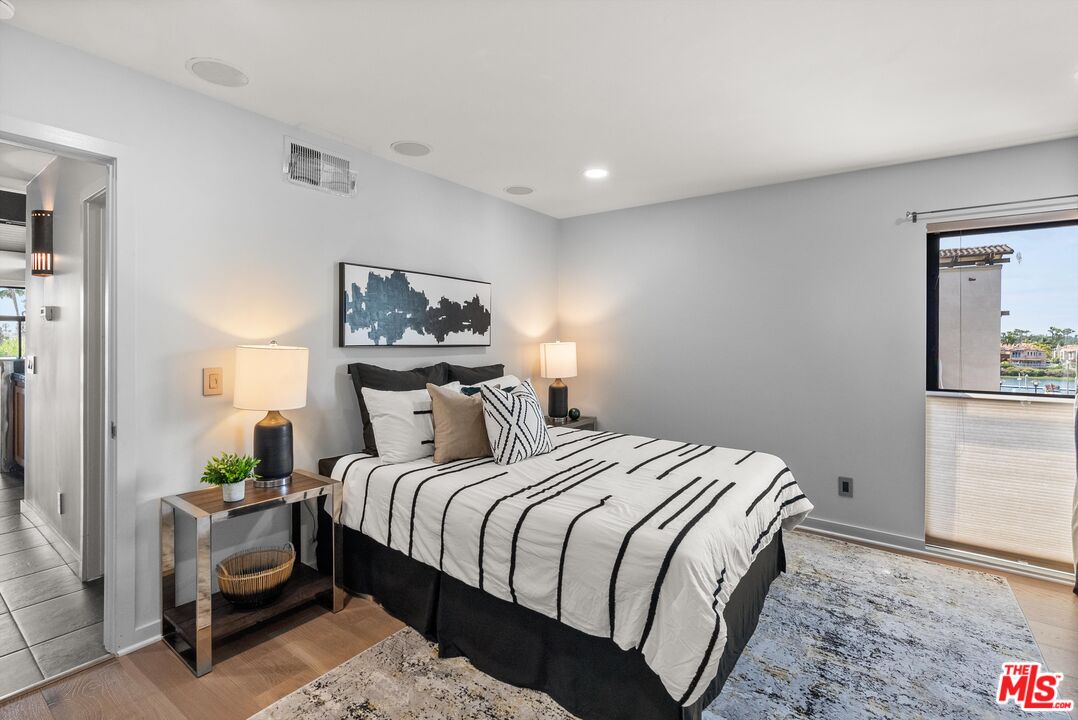 5322 Marina Pacifica S Dr Unit: Key 18