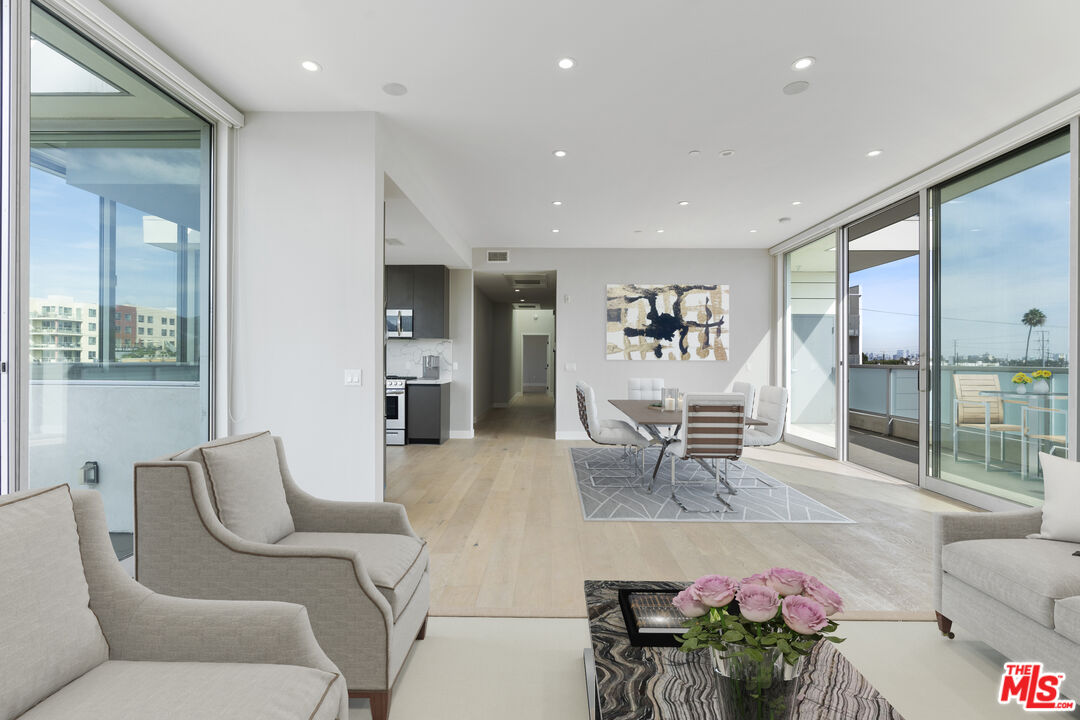 1148 N Detroit ST Unit: Penthouse