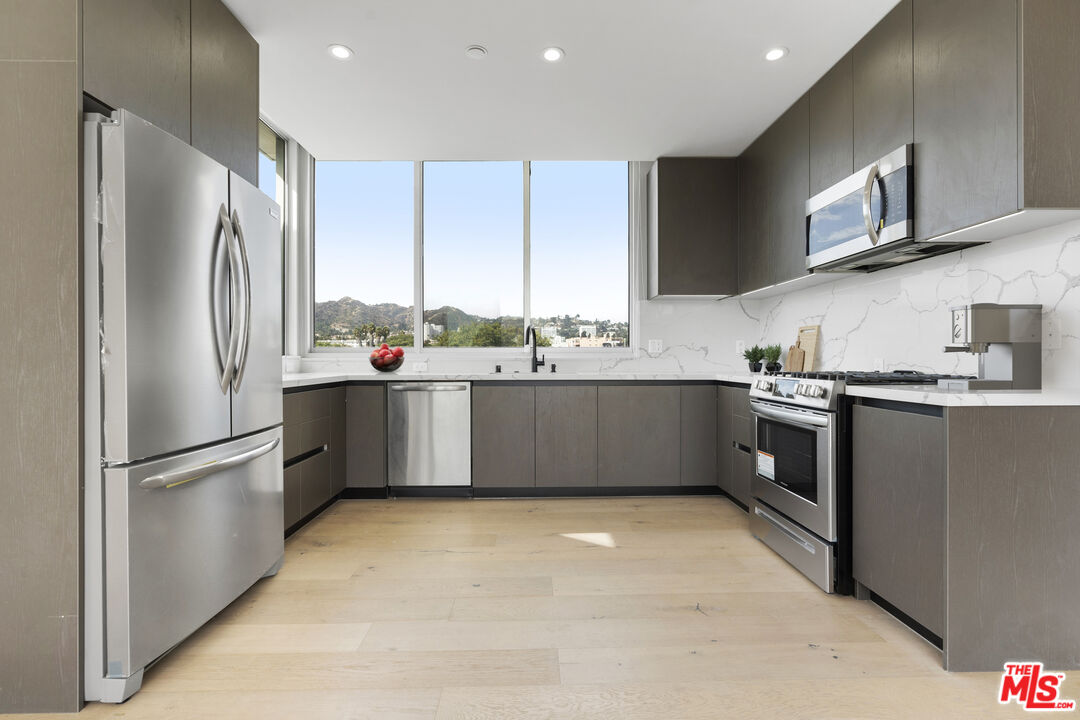 1148 N Detroit ST Unit: Penthouse