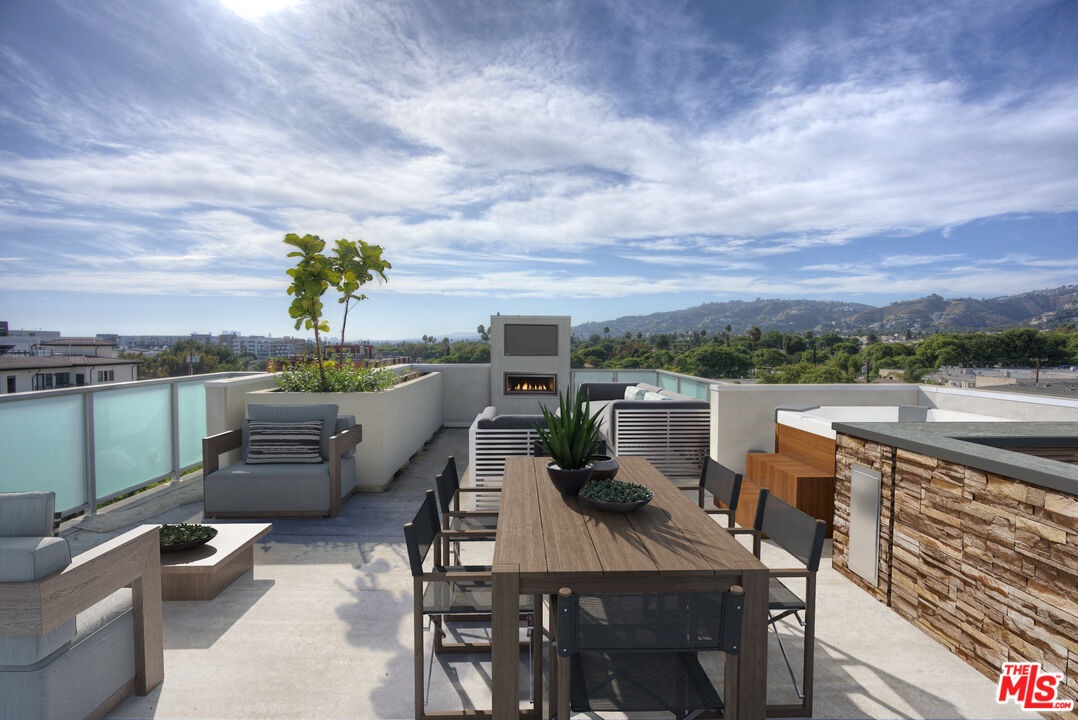 1148 N Detroit ST Unit: Penthouse