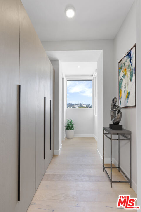 1148 N Detroit ST Unit: Penthouse