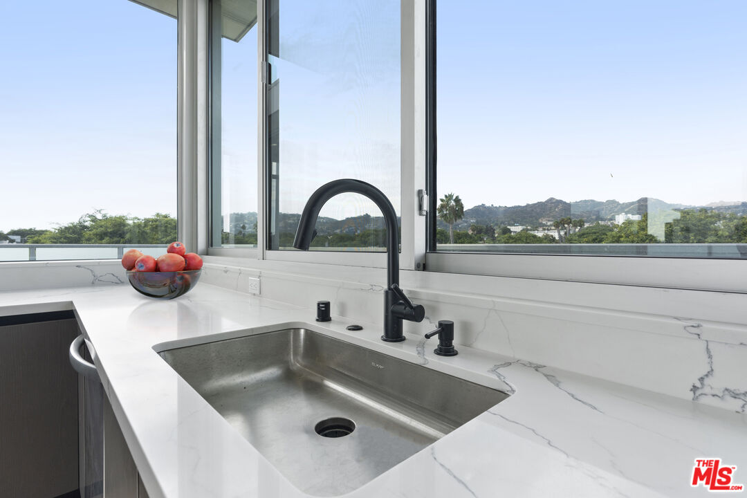 1148 N Detroit ST Unit: Penthouse