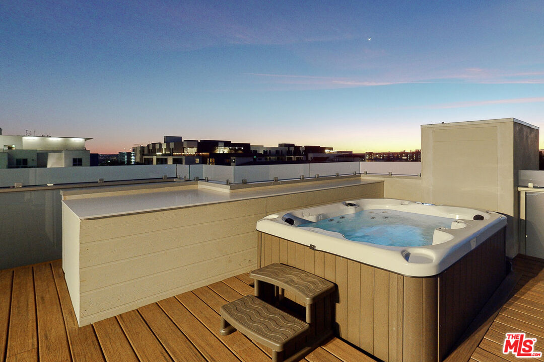 1148 N Detroit ST Unit: Penthouse