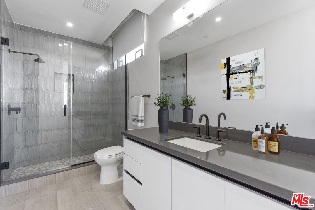 1148 N Detroit ST Unit: Penthouse