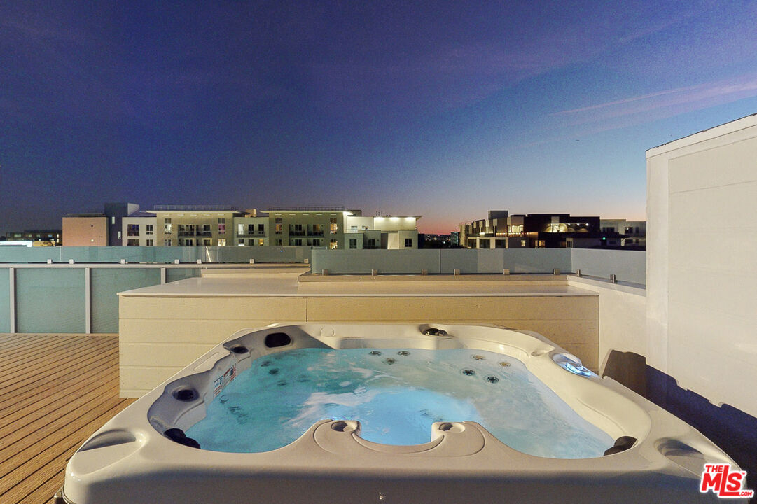 1148 N Detroit ST Unit: Penthouse