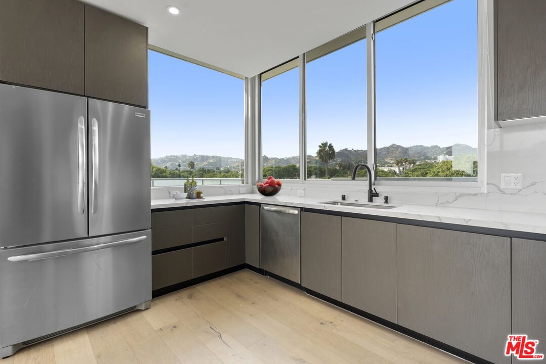 1148 N Detroit ST Unit: Penthouse