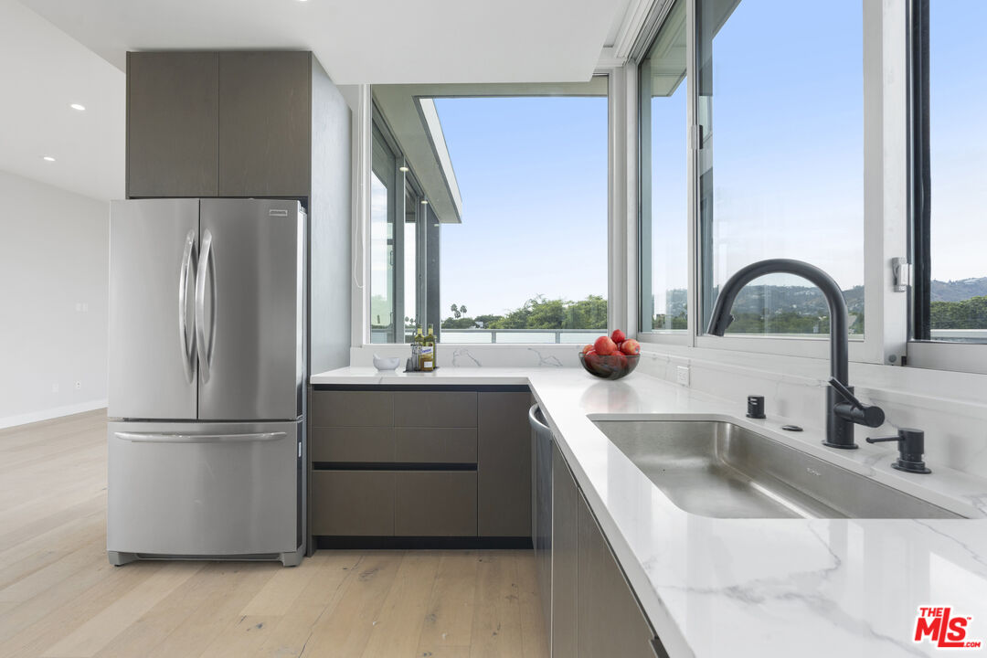 1148 N Detroit ST Unit: Penthouse