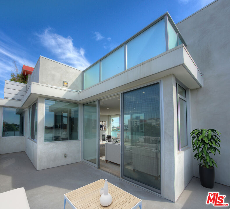 1148 N Detroit ST Unit: Penthouse