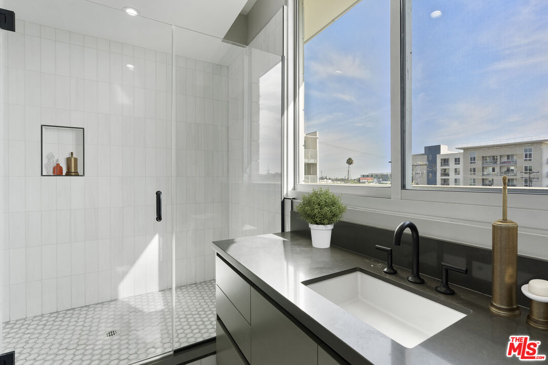 1148 N Detroit ST Unit: Penthouse