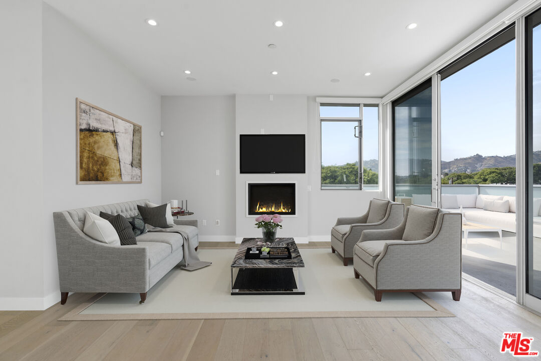 1148 N Detroit ST Unit: Penthouse