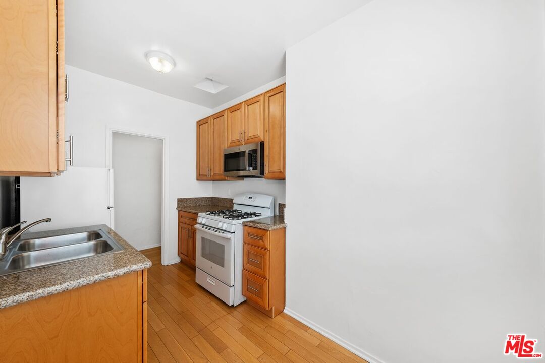 169 N La Peer Dr Unit: 105