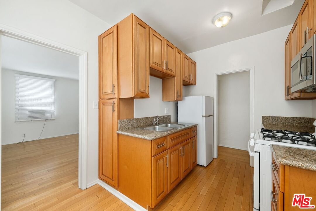 169 N La Peer Dr Unit: 105