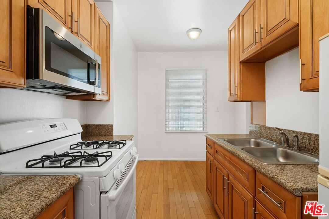 169 N La Peer Dr Unit: 105