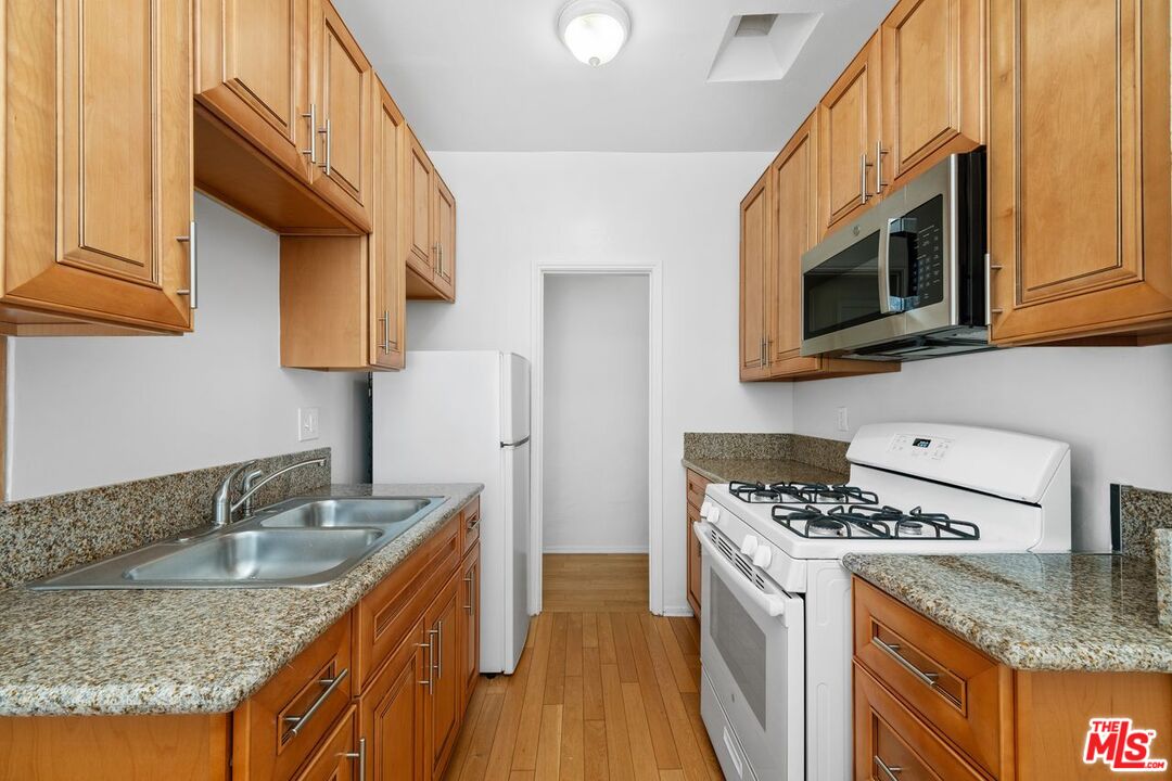 169 N La Peer Dr Unit: 105