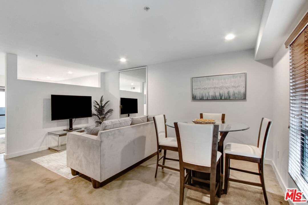 7124 Hollywood Blvd Unit: 1