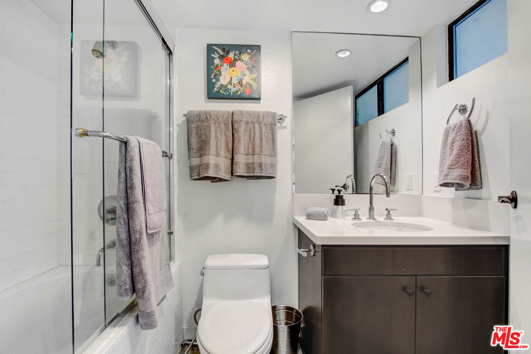 7124 Hollywood Blvd Unit: 1