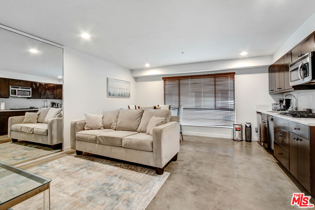 7124 Hollywood Blvd Unit: 1