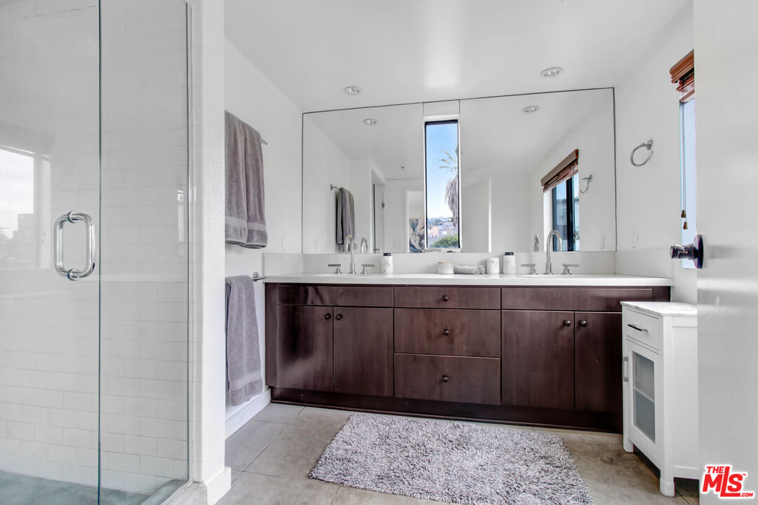 7124 Hollywood Blvd Unit: 1