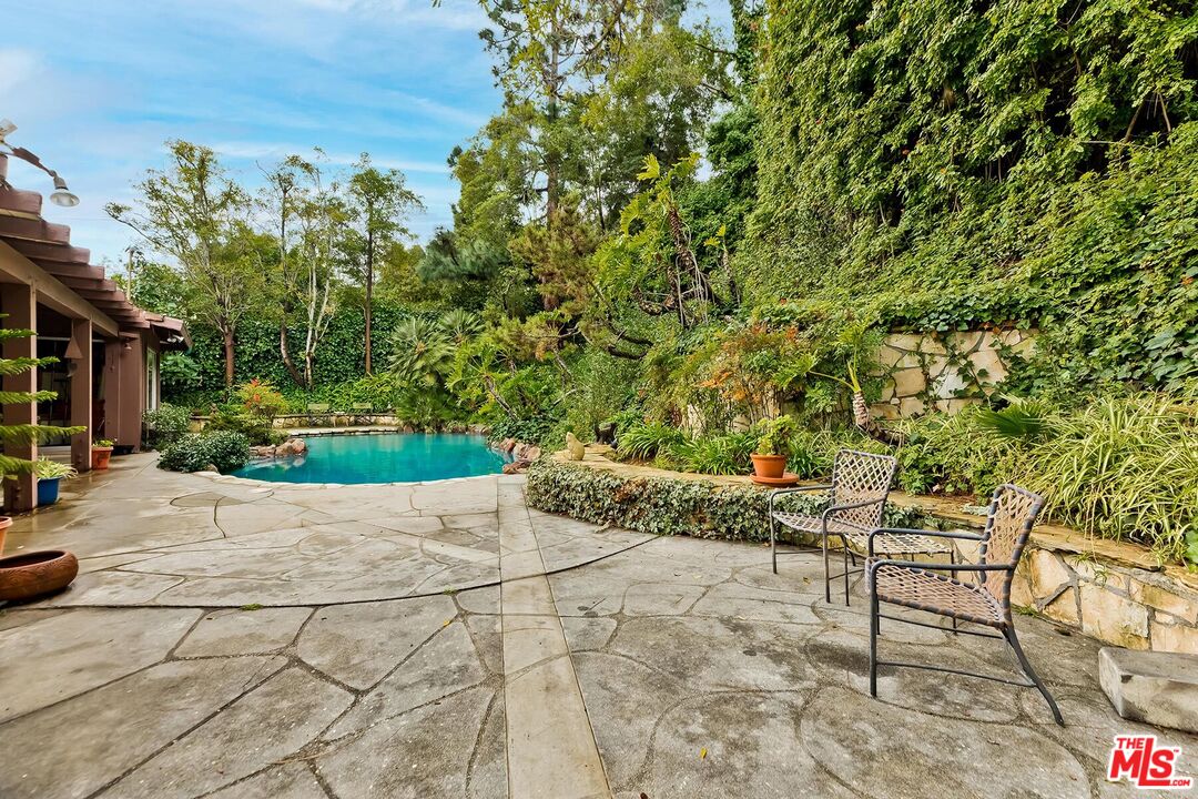 2401 Coldwater Canyon Dr