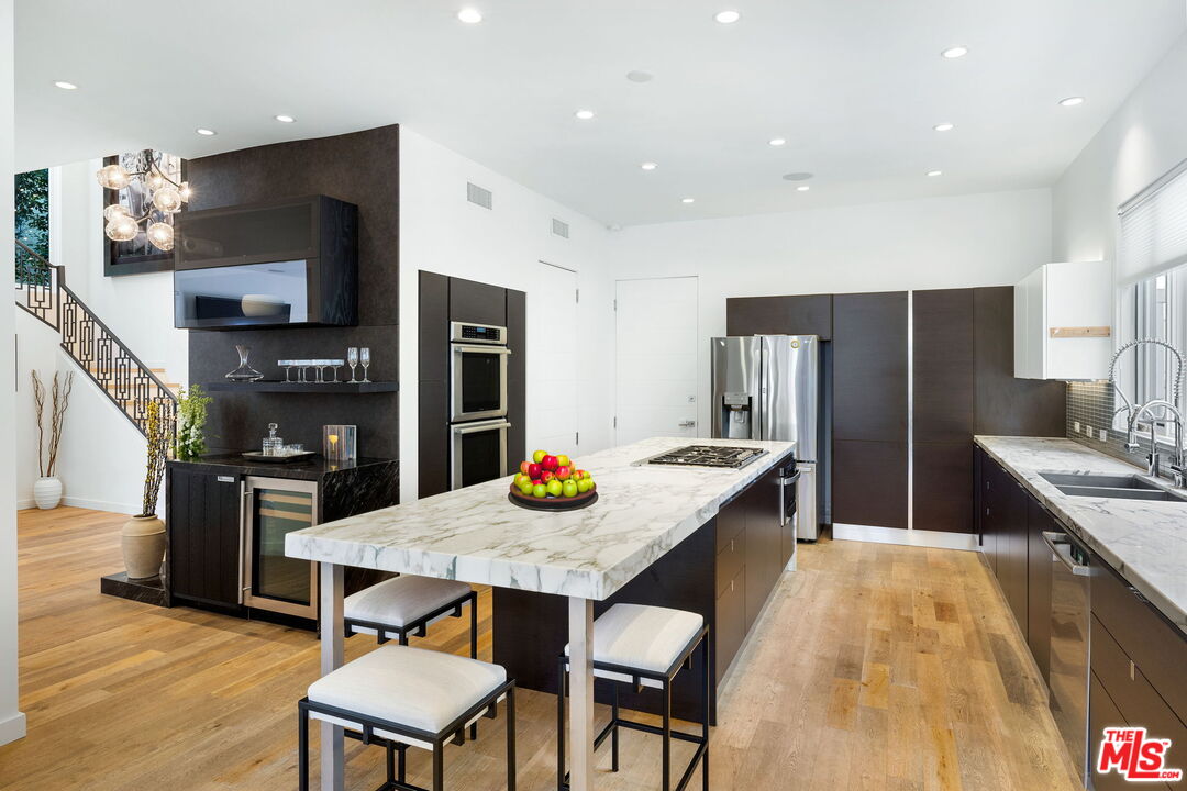 6370 Lindenhurst Ave