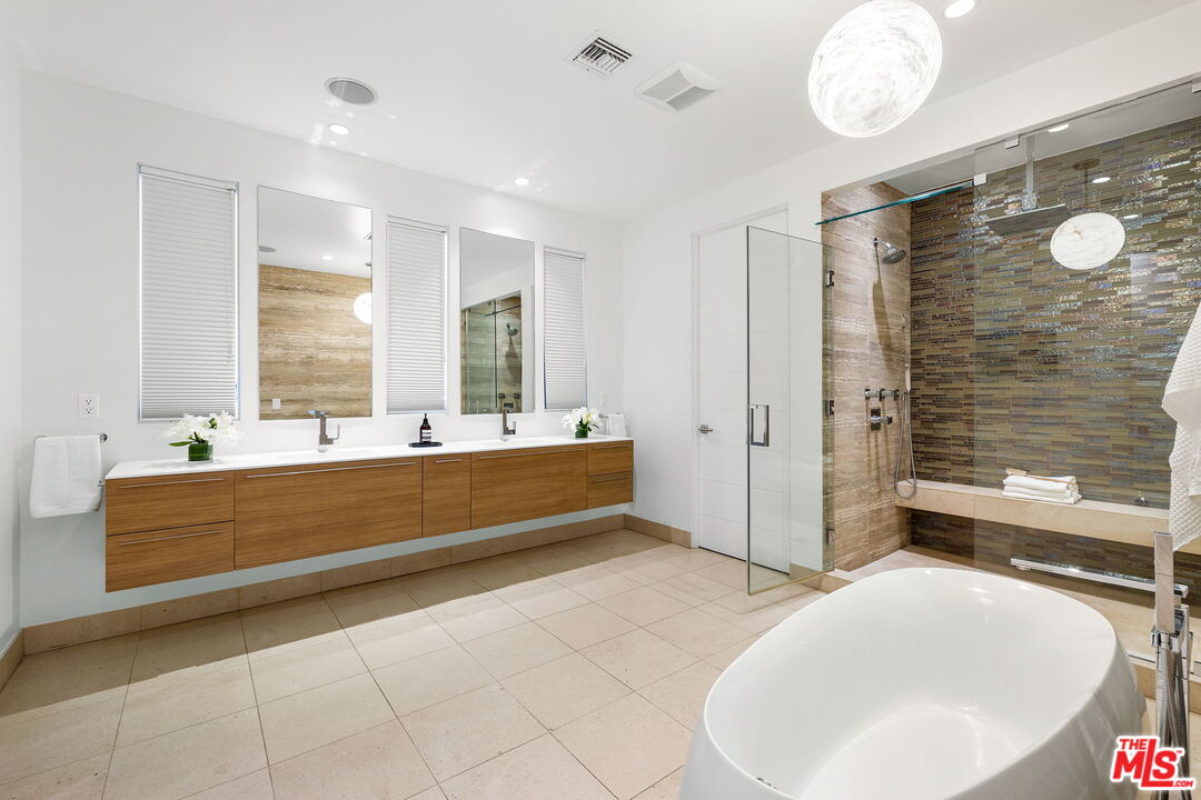 6370 Lindenhurst Ave