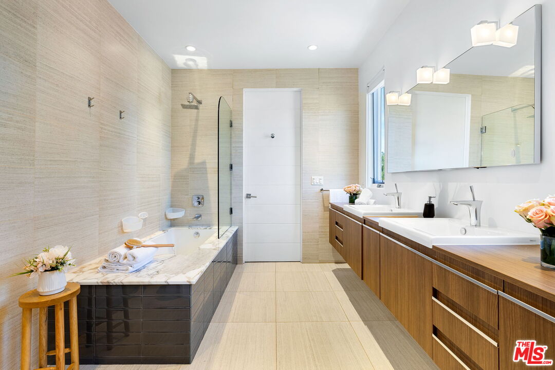 6370 Lindenhurst Ave