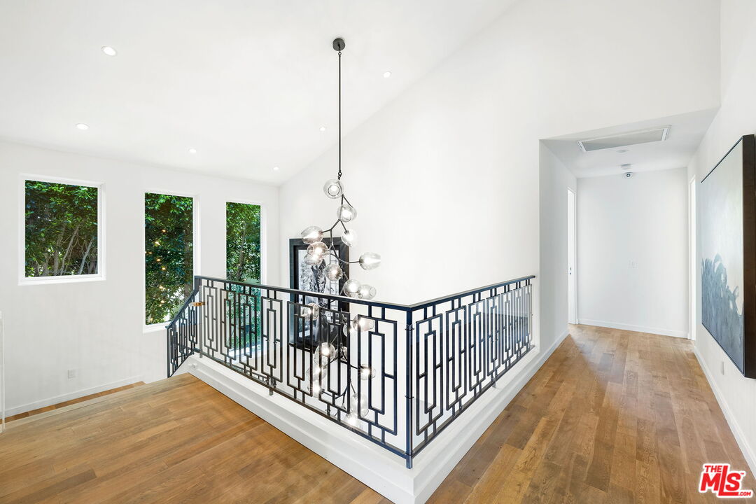 6370 Lindenhurst Ave