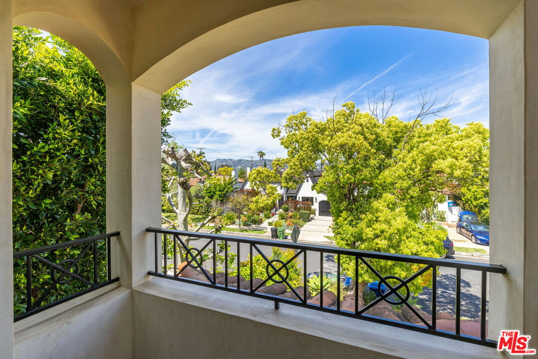 6370 Lindenhurst Ave