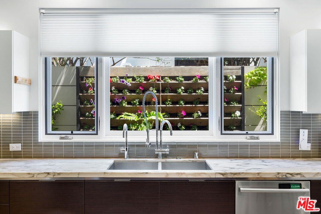 6370 Lindenhurst Ave