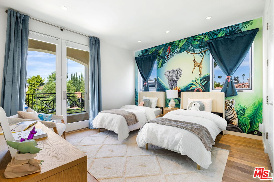 6370 Lindenhurst Ave