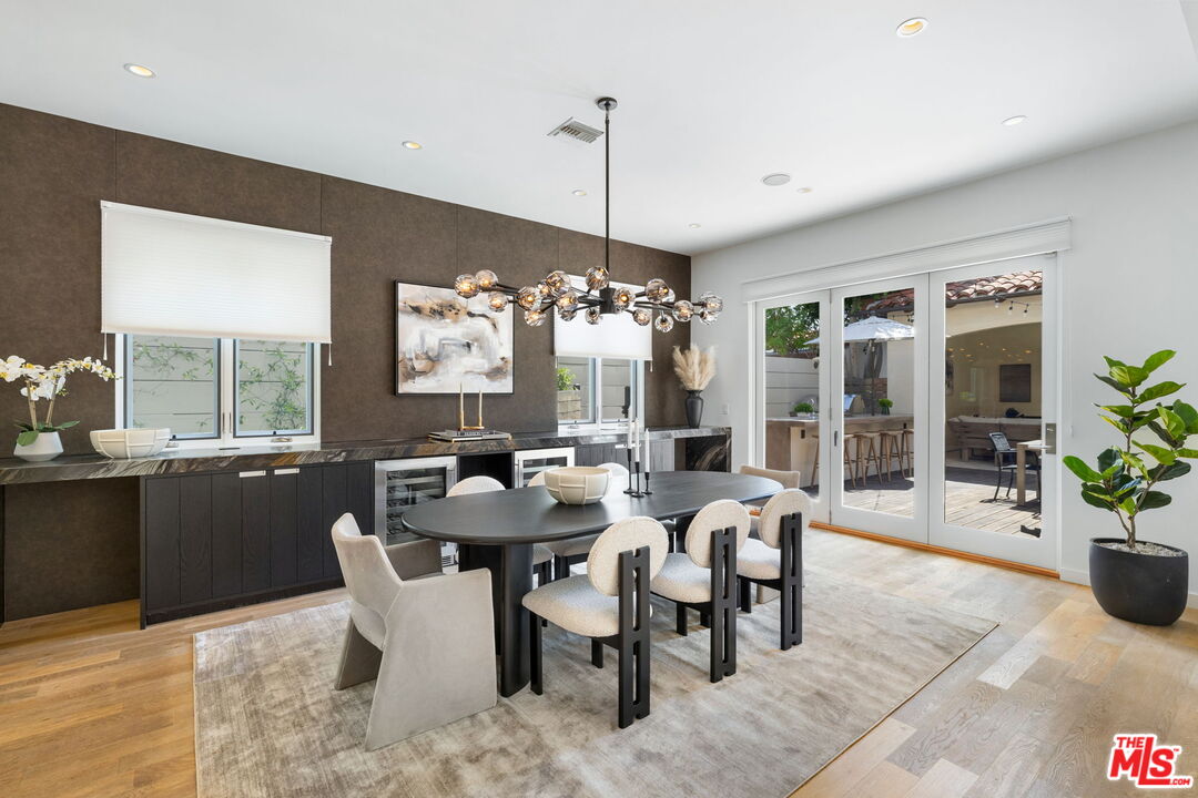 6370 Lindenhurst Ave