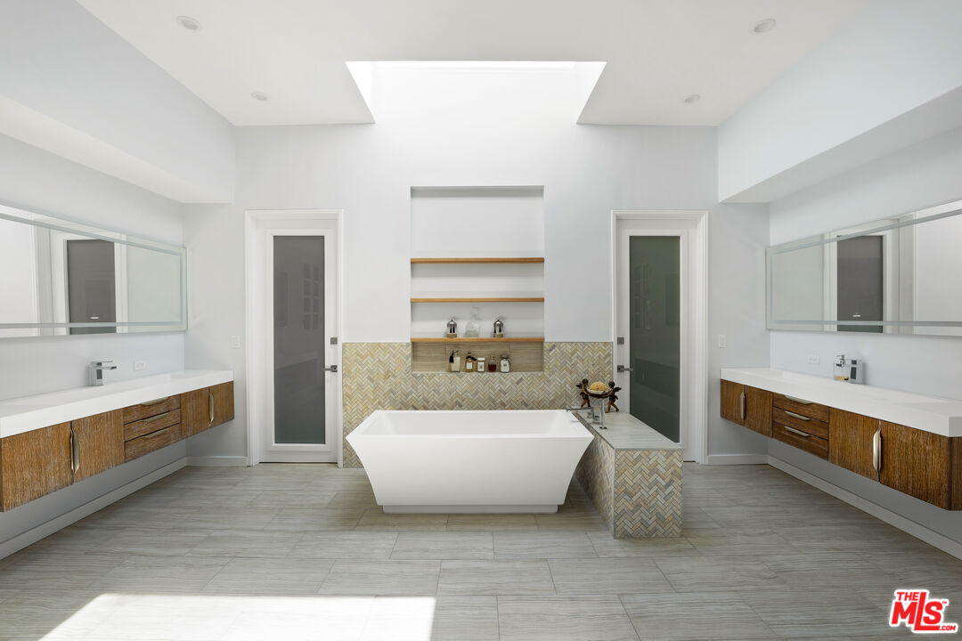 18025 Green Meadow Dr