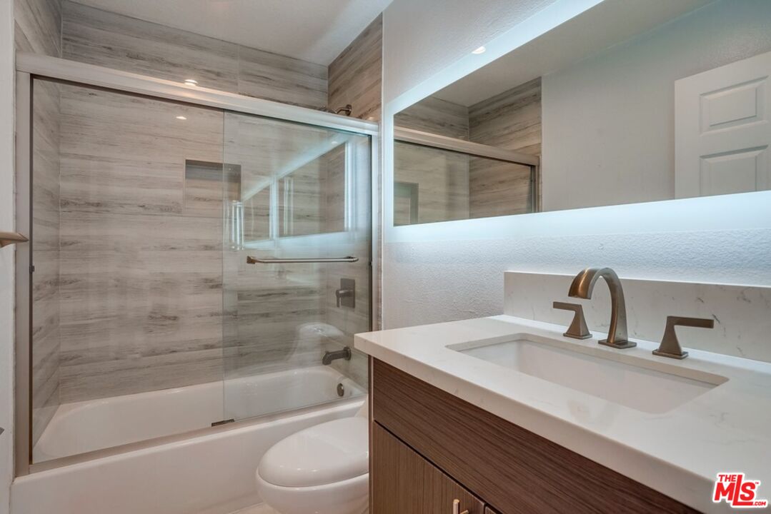 1034 S Shenandoah St Unit: 2