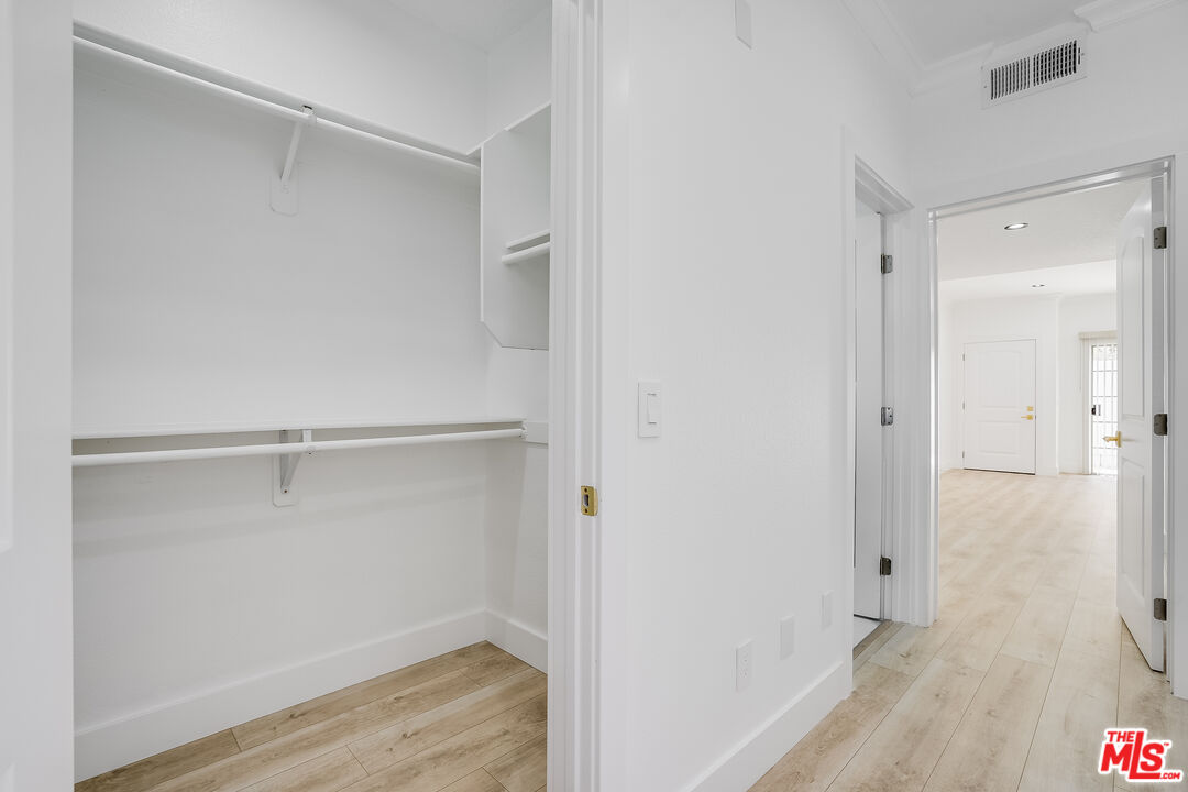 1034 S Shenandoah St Unit: 3