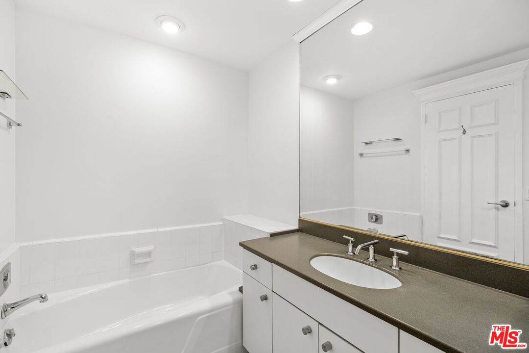 7250 Franklin Ave Unit: 815