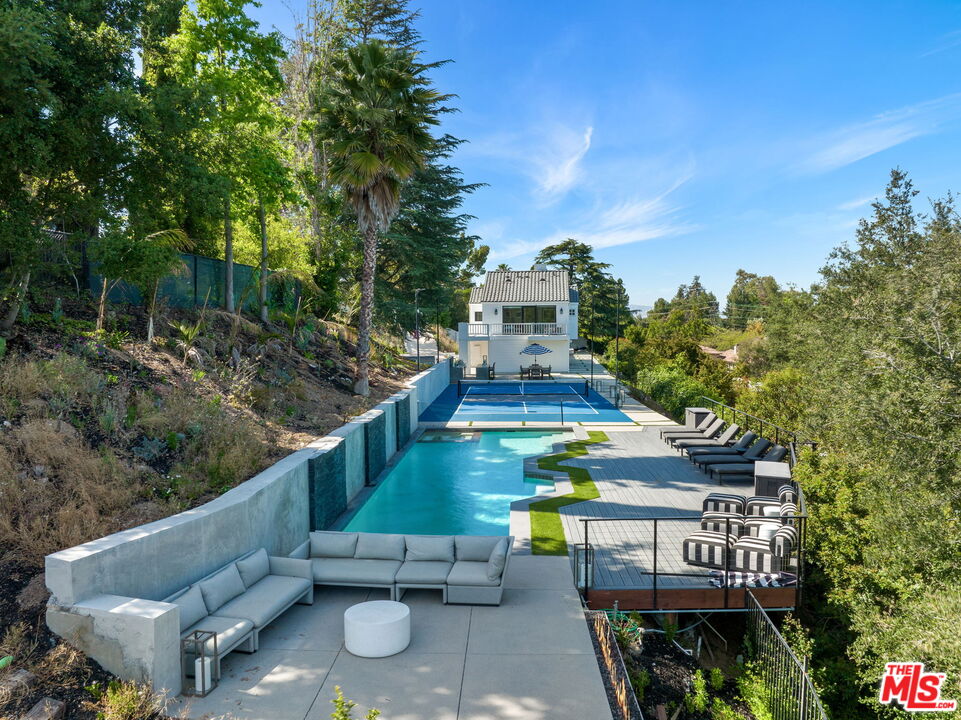 15438 MULHOLLAND DR