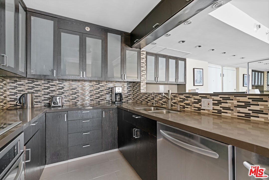 201 OCEAN AVE Unit: 1903P