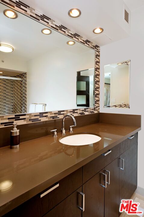 201 OCEAN AVE Unit: 1903P