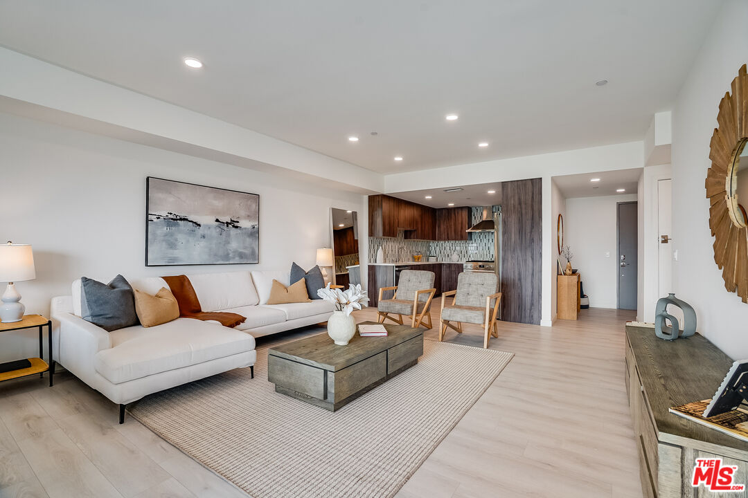 1021 S Shenandoah St Unit: 201