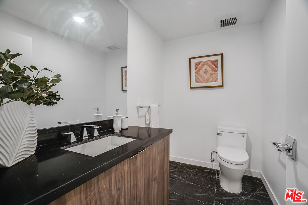 1021 S Shenandoah St Unit: 202