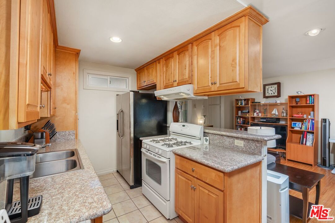 1414 N Fairfax Ave Unit: 108