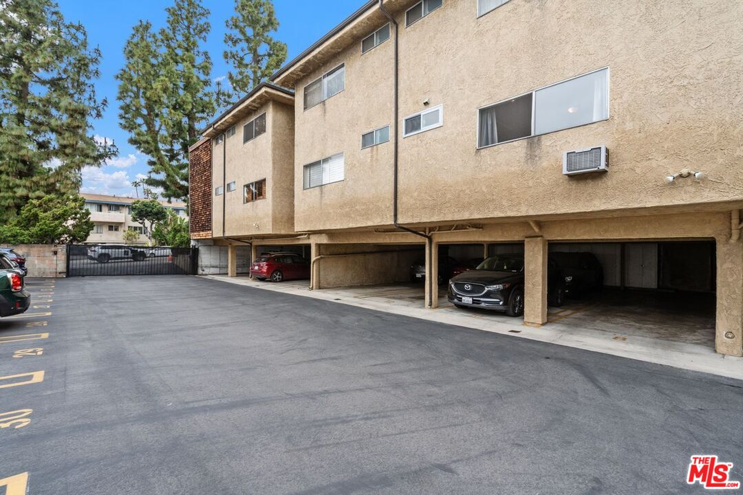 1414 N Fairfax Ave Unit: 108